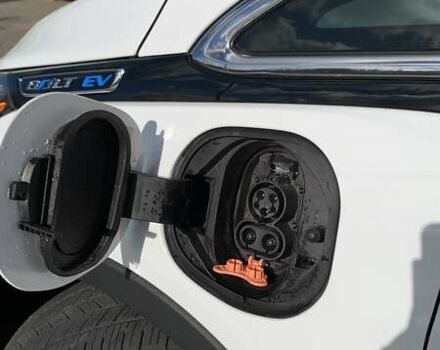 Белый Шевроле Bolt EV, объемом двигателя 0 л и пробегом 50 тыс. км за 24200 $, фото 14 на Automoto.ua
