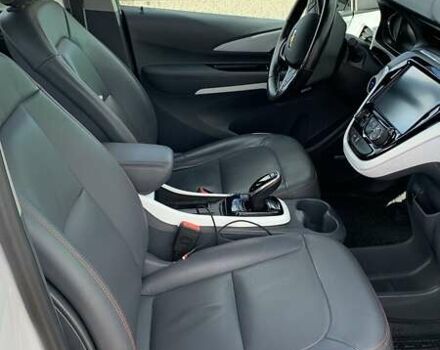 Белый Шевроле Bolt EV, объемом двигателя 0 л и пробегом 50 тыс. км за 24200 $, фото 21 на Automoto.ua