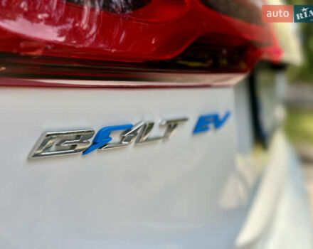Белый Шевроле Bolt EV, объемом двигателя 0 л и пробегом 69 тыс. км за 14950 $, фото 2 на Automoto.ua