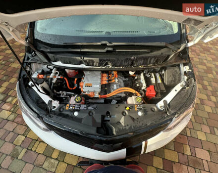 Белый Шевроле Bolt EV, объемом двигателя 0 л и пробегом 28 тыс. км за 18500 $, фото 31 на Automoto.ua