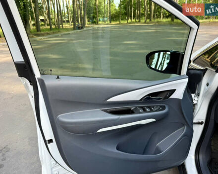 Шевроле Bolt EV 2021 в Черкассах на Automoto.ua Белый Шевроле Bolt EV, объемом двигателя 0 л и пробегом 69 тыс. км за 14900 $, фото 11 на Automoto.ua