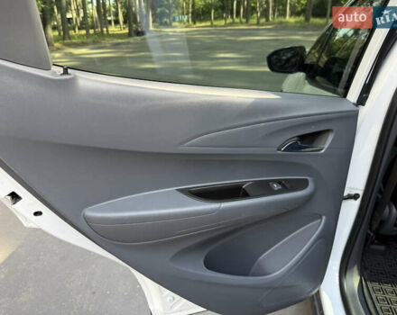 Белый Шевроле Bolt EV, объемом двигателя 0 л и пробегом 69 тыс. км за 14950 $, фото 20 на Automoto.ua