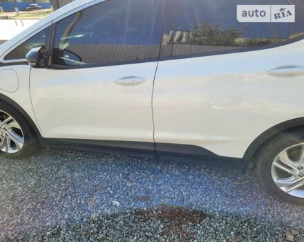 Белый Шевроле Bolt EV, объемом двигателя 0 л и пробегом 48 тыс. км за 20850 $, фото 3 на Automoto.ua