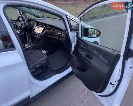 Белый Шевроле Bolt EV, объемом двигателя 0 л и пробегом 17 тыс. км за 18600 $, фото 19 на Automoto.ua