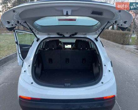 Белый Шевроле Bolt EV, объемом двигателя 0 л и пробегом 30 тыс. км за 18300 $, фото 14 на Automoto.ua