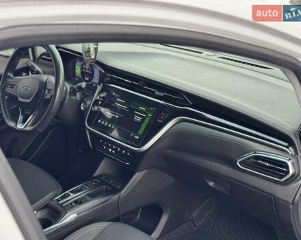 Белый Шевроле Bolt EV, объемом двигателя 0 л и пробегом 76 тыс. км за 17999 $, фото 61 на Automoto.ua