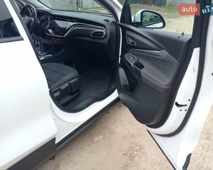 Белый Шевроле Bolt EV, объемом двигателя 0 л и пробегом 66 тыс. км за 18700 $, фото 17 на Automoto.ua