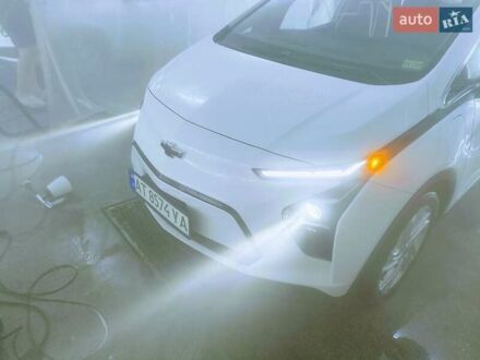 Шевроле Bolt EV 2022 в Ивано-Франковске на Automoto.ua Белый Шевроле Bolt EV, объемом двигателя 0 л и пробегом 82 тыс. км за 17500 $, фото 1 на Automoto.ua