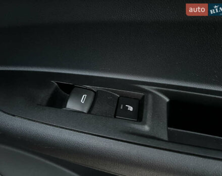 Красный Шевроле Bolt EV, объемом двигателя 0 л и пробегом 155 тыс. км за 14499 $, фото 30 на Automoto.ua