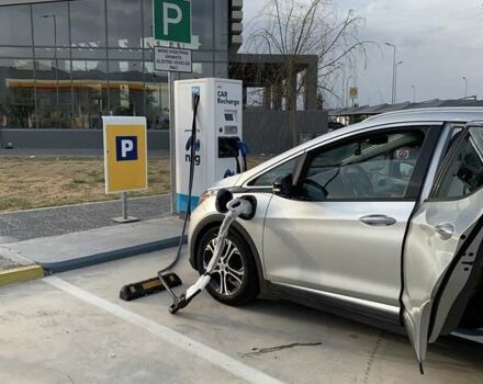 Серый Шевроле Bolt EV, объемом двигателя 0 л и пробегом 186 тыс. км за 20500 $, фото 3 на Automoto.ua