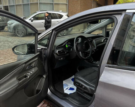 Серый Шевроле Bolt EV, объемом двигателя 0 л и пробегом 103 тыс. км за 16880 $, фото 7 на Automoto.ua