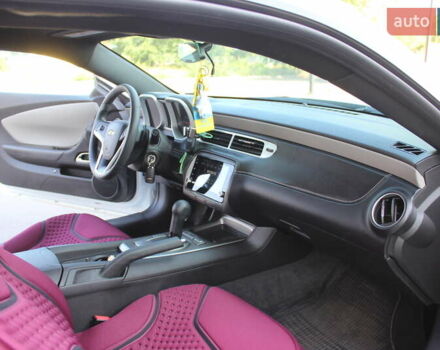 Белый Шевроле Камаро, объемом двигателя 3.6 л и пробегом 131 тыс. км за 14499 $, фото 21 на Automoto.ua