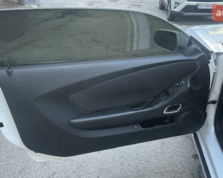 Белый Шевроле Камаро, объемом двигателя 3.6 л и пробегом 119 тыс. км за 18000 $, фото 7 на Automoto.ua