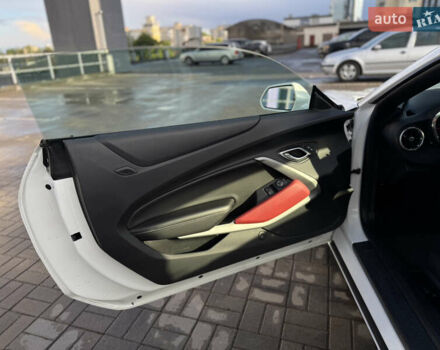 Белый Шевроле Камаро, объемом двигателя 2 л и пробегом 103 тыс. км за 18555 $, фото 14 на Automoto.ua