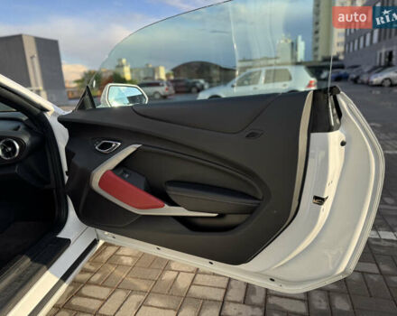 Белый Шевроле Камаро, объемом двигателя 2 л и пробегом 103 тыс. км за 18555 $, фото 21 на Automoto.ua