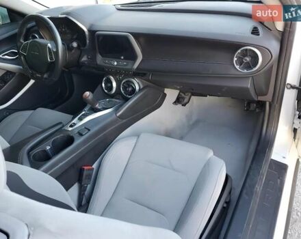 Білий Шевроле Камаро, об'ємом двигуна 6.2 л та пробігом 86 тис. км за 6000 $, фото 8 на Automoto.ua