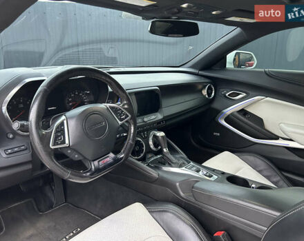 Белый Шевроле Камаро, объемом двигателя 6.16 л и пробегом 99 тыс. км за 23500 $, фото 6 на Automoto.ua