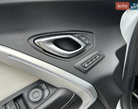 Белый Шевроле Камаро, объемом двигателя 6.16 л и пробегом 99 тыс. км за 23500 $, фото 5 на Automoto.ua