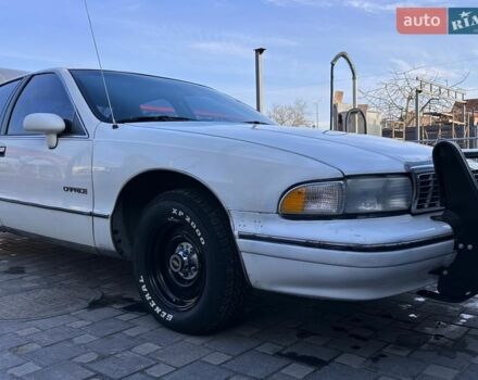 Белый Шевроле Каприз, объемом двигателя 5.73 л и пробегом 123 тыс. км за 9500 $, фото 1 на Automoto.ua