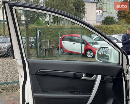 Белый Шевроле Каптива, объемом двигателя 2.23 л и пробегом 115 тыс. км за 9650 $, фото 10 на Automoto.ua