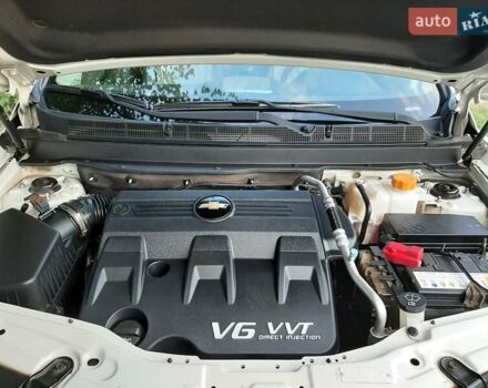 Белый Шевроле Каптива, объемом двигателя 3 л и пробегом 95 тыс. км за 12500 $, фото 4 на Automoto.ua