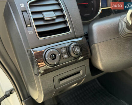 Білий Шевроле Каптіва, об'ємом двигуна 2.2 л та пробігом 200 тис. км за 13604 $, фото 28 на Automoto.ua