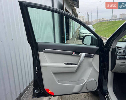 Черный Шевроле Каптива, объемом двигателя 2.2 л и пробегом 129 тыс. км за 12500 $, фото 67 на Automoto.ua