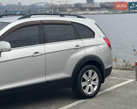 Серый Шевроле Каптива, объемом двигателя 2.4 л и пробегом 188 тыс. км за 8760 $, фото 2 на Automoto.ua