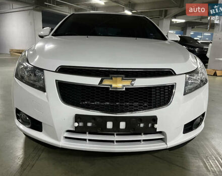 Белый Шевроле Круз, объемом двигателя 2 л и пробегом 120 тыс. км за 8000 $, фото 3 на Automoto.ua