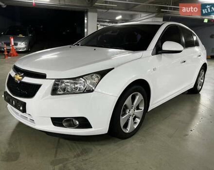 Белый Шевроле Круз, объемом двигателя 2 л и пробегом 120 тыс. км за 8000 $, фото 1 на Automoto.ua