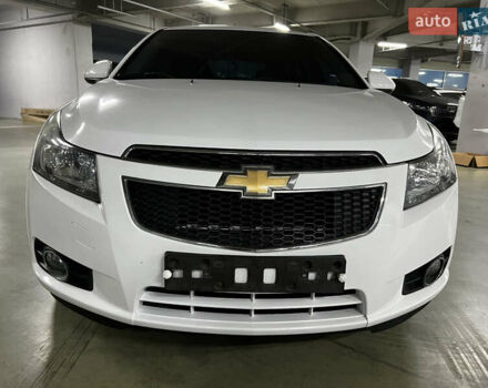 Белый Шевроле Круз, объемом двигателя 2 л и пробегом 119 тыс. км за 7642 $, фото 1 на Automoto.ua