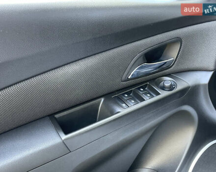 Белый Шевроле Круз, объемом двигателя 1.8 л и пробегом 129 тыс. км за 7990 $, фото 27 на Automoto.ua