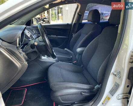 Белый Шевроле Круз, объемом двигателя 1.8 л и пробегом 129 тыс. км за 7990 $, фото 18 на Automoto.ua