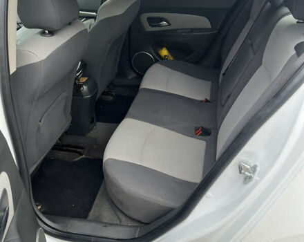 Белый Шевроле Круз, объемом двигателя 1.6 л и пробегом 215 тыс. км за 5500 $, фото 2 на Automoto.ua