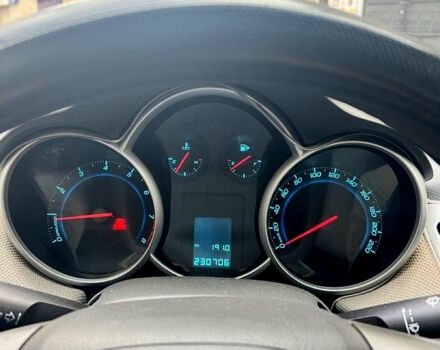 Белый Шевроле Круз, объемом двигателя 1.6 л и пробегом 230 тыс. км за 5600 $, фото 7 на Automoto.ua