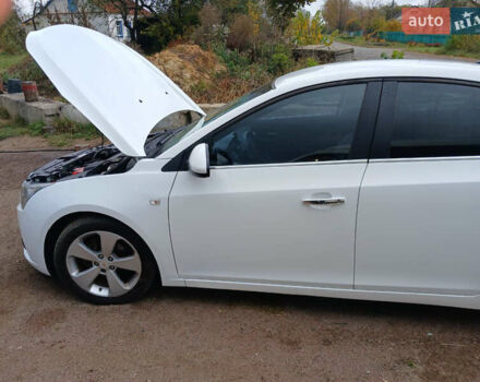 Белый Шевроле Круз, объемом двигателя 1.8 л и пробегом 160 тыс. км за 8500 $, фото 1 на Automoto.ua