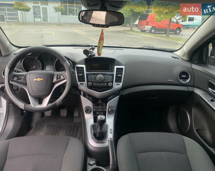 Белый Шевроле Круз, объемом двигателя 1.36 л и пробегом 249 тыс. км за 5900 $, фото 10 на Automoto.ua