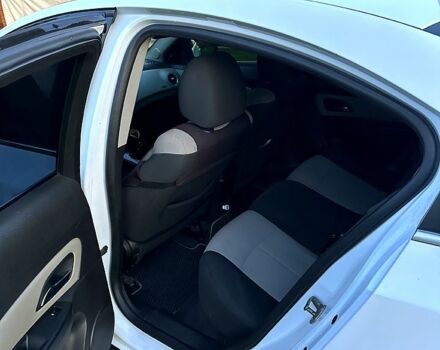 Белый Шевроле Круз, объемом двигателя 1.8 л и пробегом 292 тыс. км за 6300 $, фото 7 на Automoto.ua