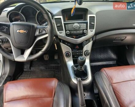 Белый Шевроле Круз, объемом двигателя 1.8 л и пробегом 280 тыс. км за 5800 $, фото 10 на Automoto.ua