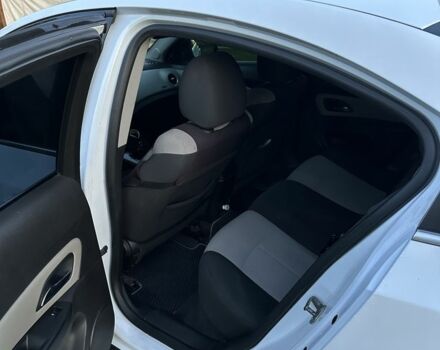 Белый Шевроле Круз, объемом двигателя 1.8 л и пробегом 300 тыс. км за 5700 $, фото 5 на Automoto.ua