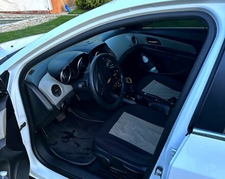 Белый Шевроле Круз, объемом двигателя 1.8 л и пробегом 292 тыс. км за 6300 $, фото 6 на Automoto.ua