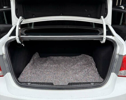 Белый Шевроле Круз, объемом двигателя 2 л и пробегом 204 тыс. км за 8000 $, фото 2 на Automoto.ua