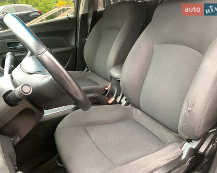 Белый Шевроле Круз, объемом двигателя 2 л и пробегом 212 тыс. км за 8190 $, фото 22 на Automoto.ua