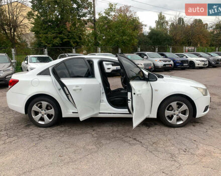 Белый Шевроле Круз, объемом двигателя 2 л и пробегом 212 тыс. км за 8190 $, фото 13 на Automoto.ua