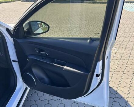 Белый Шевроле Круз, объемом двигателя 1.8 л и пробегом 325 тыс. км за 6250 $, фото 10 на Automoto.ua