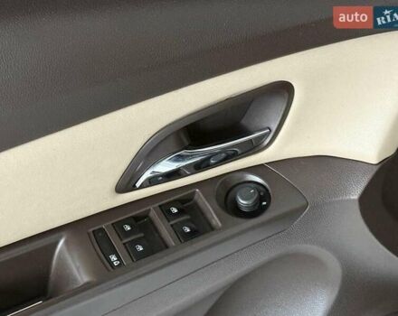 Белый Шевроле Круз, объемом двигателя 1.4 л и пробегом 258 тыс. км за 8140 $, фото 7 на Automoto.ua