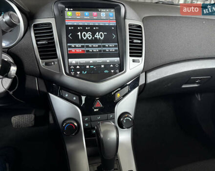 Белый Шевроле Круз, объемом двигателя 2 л и пробегом 204 тыс. км за 8000 $, фото 5 на Automoto.ua