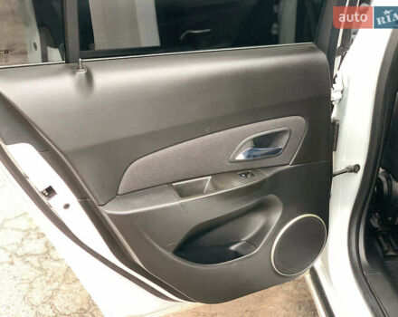 Белый Шевроле Круз, объемом двигателя 2 л и пробегом 212 тыс. км за 8190 $, фото 17 на Automoto.ua