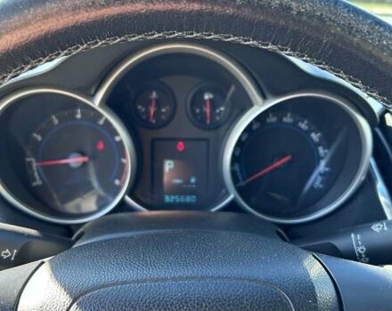 Белый Шевроле Круз, объемом двигателя 1.8 л и пробегом 325 тыс. км за 6250 $, фото 4 на Automoto.ua
