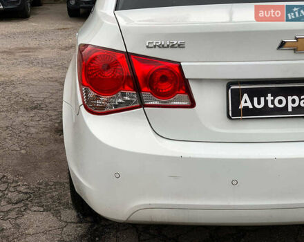 Белый Шевроле Круз, объемом двигателя 2 л и пробегом 212 тыс. км за 8190 $, фото 11 на Automoto.ua